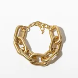 Pulsera dorada de eslabones grandes con cierre de mosquetón.