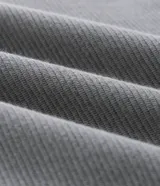 Remera de corte slim confeccionada en algodón acanalado, con cuello redondo y mangas cortas. Presenta un diseño básico y versátil con textura de rayas en relieve.