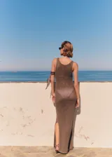 Vestido largo de tejido crochet en color marrón, con cuello redondo, tirantes anchos y diseño recto sin mangas.