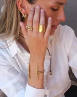 Brazalete abierto de bronce con forma de rama.