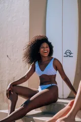 Bikini de color lavanda con estampado a cuadros.