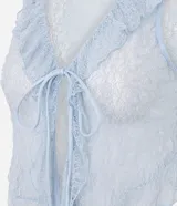 Blusa sin mangas de encaje color crudo, con escote en V, volados en la abertura frontal y cordón ajustable para atar en el pecho.