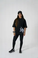 Remera oversize negra de algodón elastizado con estampado blanco en el frente.