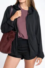 Short negro de tiro medio con corte ligeramente acampanado, confeccionado en tejido técnico de secado rápido con cintura elástica ancha.