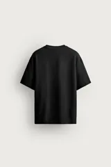 Remera blanca de corte relajado, con cuello redondo y mangas cortas.