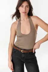 Top halter bordó de corte ajustado y diseño minimalista.