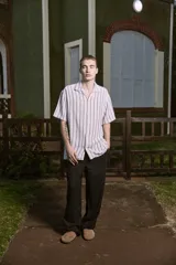 Camisa de manga corta con fit relajado y cuello resort. Cierre con botones al frente. Estilo liviano ideal para el verano.