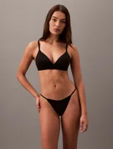 Sujetador negro sin aro, con copas de espuma elástica y tirantes finos ajustables que se pueden cruzar en la espalda.