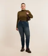 Pantalón de jeans skinny con lavado dirty, tiro alto, trabillas, cierre tradicional con botón interno para ajuste y bolsillos.