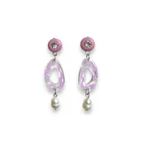 Aros colgantes con pasador naranja, pieza transparente con diseño amarillo y perla de río.