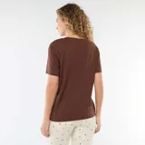 Remera de manga corta con cuello en V, confeccionada en algodón, de corte estándar y color marrón.