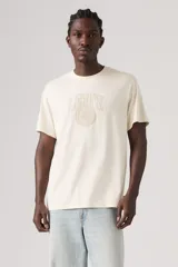 Remera Levi's de corte relajado, color blanco, con cuello redondo, manga corta y logotipo texturizado en el pecho.