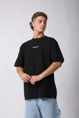 Remera oversize de algodón pesado color azul, con bordado "HUMAN" centrado en el pecho y hombros ligeramente caídos.