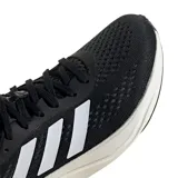 Championes de running Adidas Supernova 2, color negro con detalles en blanco. Presentan un diseño técnico con malla transpirable, entresuela con tecnología de amortiguación y las icónicas tres bandas laterales en contraste.