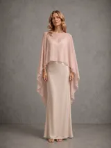 Vestido largo de seda fría italiana en color beige, con corte recto y escote en V. Incluye un chal asimétrico tipo capa en color rosa, con diseño más corto en el frente y largo en la parte posterior.