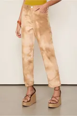 Pantalón de tiro medio con efecto tie dye en tonos marrones y largo hasta los tobillos. Presenta presillas para cinturón y bolsillos.