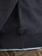 Sweater cuello redondo de tejido de punto, con puños y ruedo acanalados.
