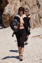 Blazer negro con tres botones en la delantera, dos bolsillos con solapa y cuello agregado estilo camisero color crema.