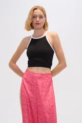 Top cropped de poliamida con diseño color block, corte al cuerpo y cuello redondo a la base con ribete en contraste.