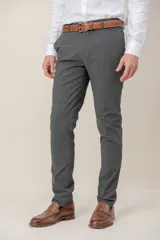 Pantalón de vestir corte slim fit, confeccionado en gabardina de lana color gris, con cierre de cremallera y botón, y trabillas para cinturón.