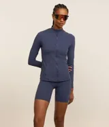 Campera deportiva Get Over de cuello alto, con cierre frontal por cremallera y bolsillos laterales. Confeccionada en tejido técnico de poliamida y elastano, ideal para actividades físicas.