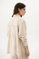 Sobrecamisa azul de lino con cuello camisero, manga larga y cierre frontal con botones.