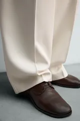 Zapato de vestir tipo derby, color negro, fabricado en piel con horma cuadrada y suela con ligero tacón.