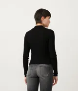 Polera color camel de punto acanalado, con cuello alto y mangas largas.