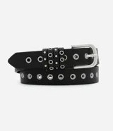 Cinturón de material sintético (PU) color negro, con diseño de ojales metálicos a lo largo de toda la pieza y hebilla metálica clásica.