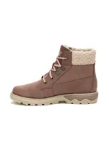 Bota de caña baja Caterpillar modelo Fandom, color marrón, confeccionada en cuero con cuello acolchado de corderito sintético, cordones bicolor y suela dentada de goma.