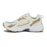Championes deportivos Diadora modelo Anyma, color crema con detalles en beige y gris claro. Presentan una silueta de running estilo 'chunky' con capellada de malla y superposiciones de cuero sintético, entresuela gruesa blanca y suela exterior en tono marrón claro.