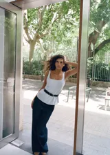 Pantalón wide leg de tiro alto en tejido de algodón estilo denim, con dos bolsillos laterales, trabillas y cierre oculto.