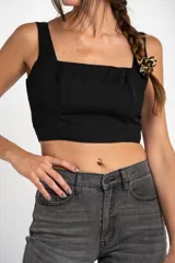 Top negro corto con breteles anchos y escote cuadrado.