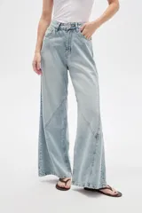 Pantalón de jean de corte ancho y tiro alto, con diseño de costuras decorativas en las piernas.