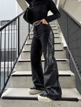 Pantalón de tiro alto con diseño combinado en bengalina y paneles laterales de eco cuero. Presenta un corte recto y holgado con cierre frontal y bolsillos laterales.