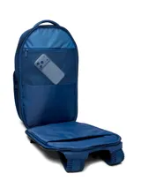Mochila Under Armour de color azul marino, diseñada con tirantes acolchados y texturizados para mayor comodidad, correa ajustable en el pecho con hebilla y el logo de la marca en relieve.