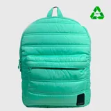 Mochila acolchada de diseño clásico en color rosado, fabricada con material reciclado rPET. Cuenta con un compartimento principal amplio, bolsillo frontal con cierre, correas acolchadas ajustables y etiqueta de marca en la parte inferior.
