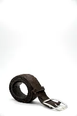 Cinturón de cuero con pelo en tono oscuro, con hebilla metálica plateada de diseño rectangular.