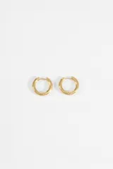 Par de aros tipo argolla de diseño grueso y minimalista, fabricados en acero quirúrgico con acabado dorado.
