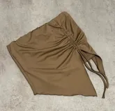 Top bandeau rojo con detalle de lazo en el lateral.