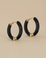 Aros tipo argolla de tamaño pequeño, con diseño minimalista en color negro brillante y detalle metálico en el cierre.