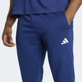 Pantalón de entrenamiento Adidas Essentials Feelready, color azul, con ajuste clásico, bolsillos con cierre, cordón de ajuste en la cintura y el logo de la marca en blanco en la pierna izquierda. Incorpora tecnología Climacool para regular la temperatura y expulsar la humedad.