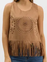 Blusa sin mangas de textura gamuzada color marrón, con escote redondo y corte recto. El frente presenta un diseño de calados circulares y geométricos, finalizando en un ruedo con flecos largos.