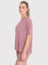 Remera deportiva de corte oversize, color tierra, con cuello redondo y mangas cortas. Presenta un diseño holgado y fresco, ideal para actividades físicas.