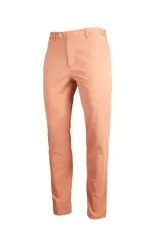 Pantalon tipo chino de corte recto, color naranja suave, con cierre frontal de cremallera y boton, bolsillos laterales y traseros.