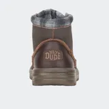 Botas Hey Dude Bradley Classic de caña media, color gris oscuro, con cordones verdes y suela marrón.