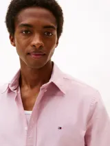 Camisa rosa de algodón Oxford, de corte regular, manga corta y cuello abotonado.