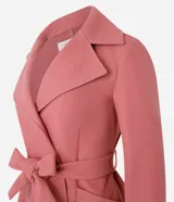 Saco largo negro confeccionado en polivelour, con solapas en el cuello, trabillas en los laterales de la cintura y cinturón franja de tejido.