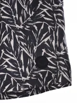 Short de baño azul con estampado de motivos marinos en celeste.