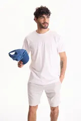 Remera básica de algodón color blanco, con cuello redondo y mangas cortas.
